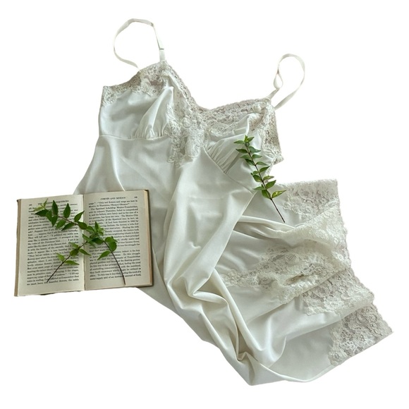 Vintage | Pin Up Style Lace Trimmed Slip - Picture 2 of 14